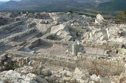 Newly discovered ancient and medieval inscriptions of Perperikon define it as a significant commercial and economic center in the Eastern Rhodopes in 4-5 century.This announced professor Nikolai Ovcharov.<br />“The inscriptions were the first discovered epigraphic monuments of Perperikon. Information for Anatolian and Syrian settlers in this region of Thrace show strong development of economic relations within the city of the Roman Empire, "said Ovcharov. <br />According to him, two of the inscriptions are in Latin and dated 4-5 century. They show the economic development of Perperikon in Late Antiquity period. The inscriptions were discovered in the beat of the disclosed parts of the Roman road and blacksmith's workshop, dated 4-5 century.<br />In recent days was found and lead seal from the late 11th century. On it is inscribed the name of the eminent dignitary proedar Muselii Bakuriani.<br />